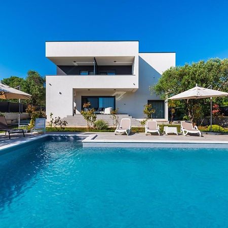 Crowonder Sun Dance Apartments With Heated Swimming Pool Seaview And Garden Sveti Filip i Jakov Bagian luar foto