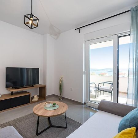 Crowonder Sun Dance Apartments With Heated Swimming Pool Seaview And Garden Sveti Filip i Jakov Bagian luar foto