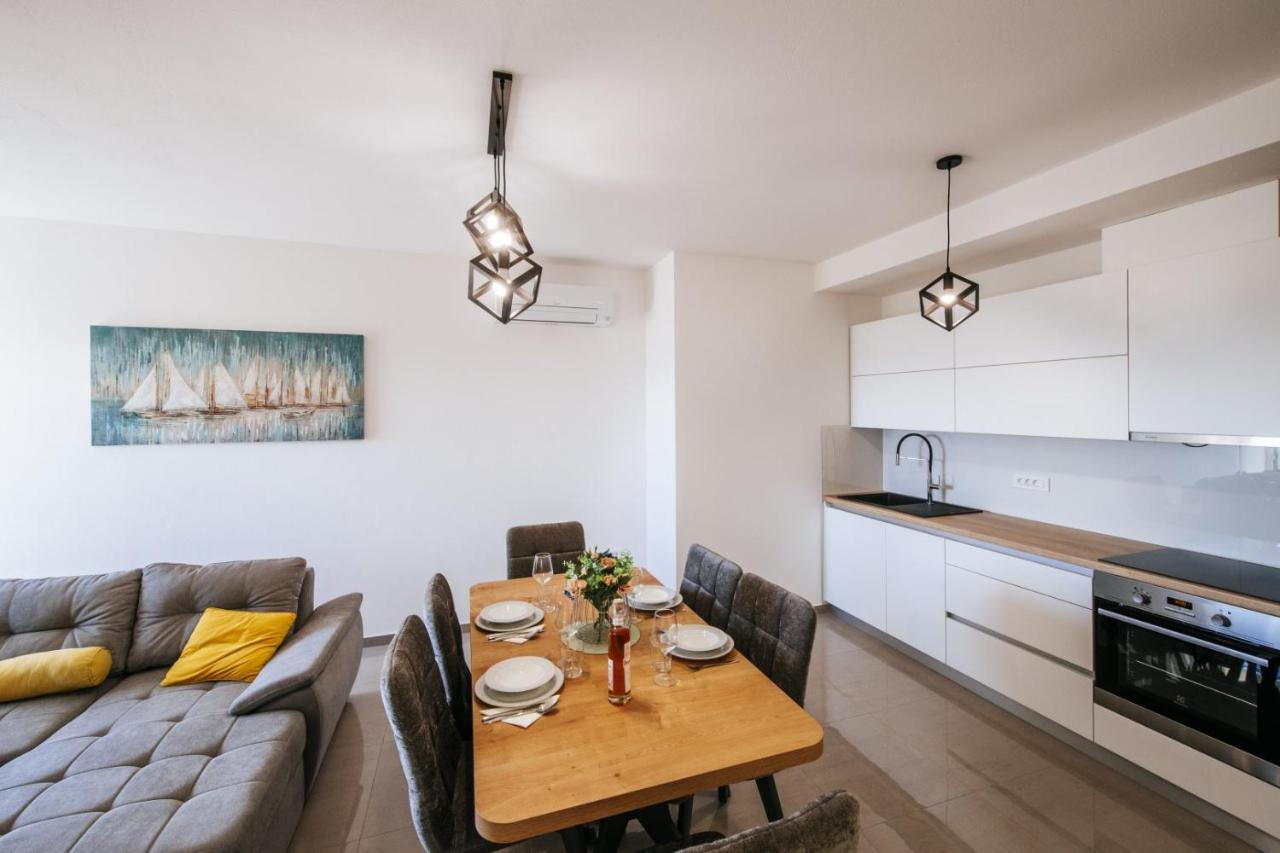 Crowonder Sun Dance Apartments With Heated Swimming Pool Seaview And Garden Sveti Filip i Jakov Bagian luar foto