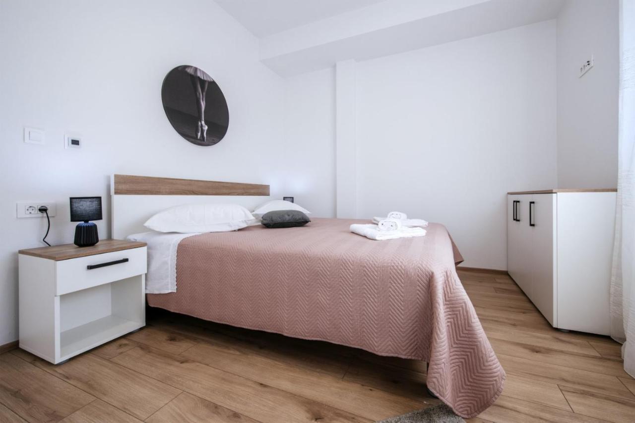 Crowonder Sun Dance Apartments With Heated Swimming Pool Seaview And Garden Sveti Filip i Jakov Bagian luar foto