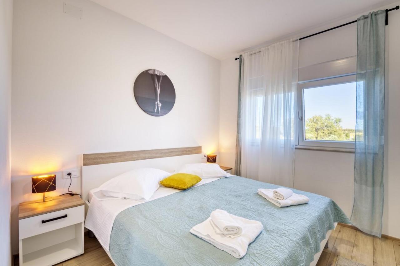 Crowonder Sun Dance Apartments With Heated Swimming Pool Seaview And Garden Sveti Filip i Jakov Bagian luar foto
