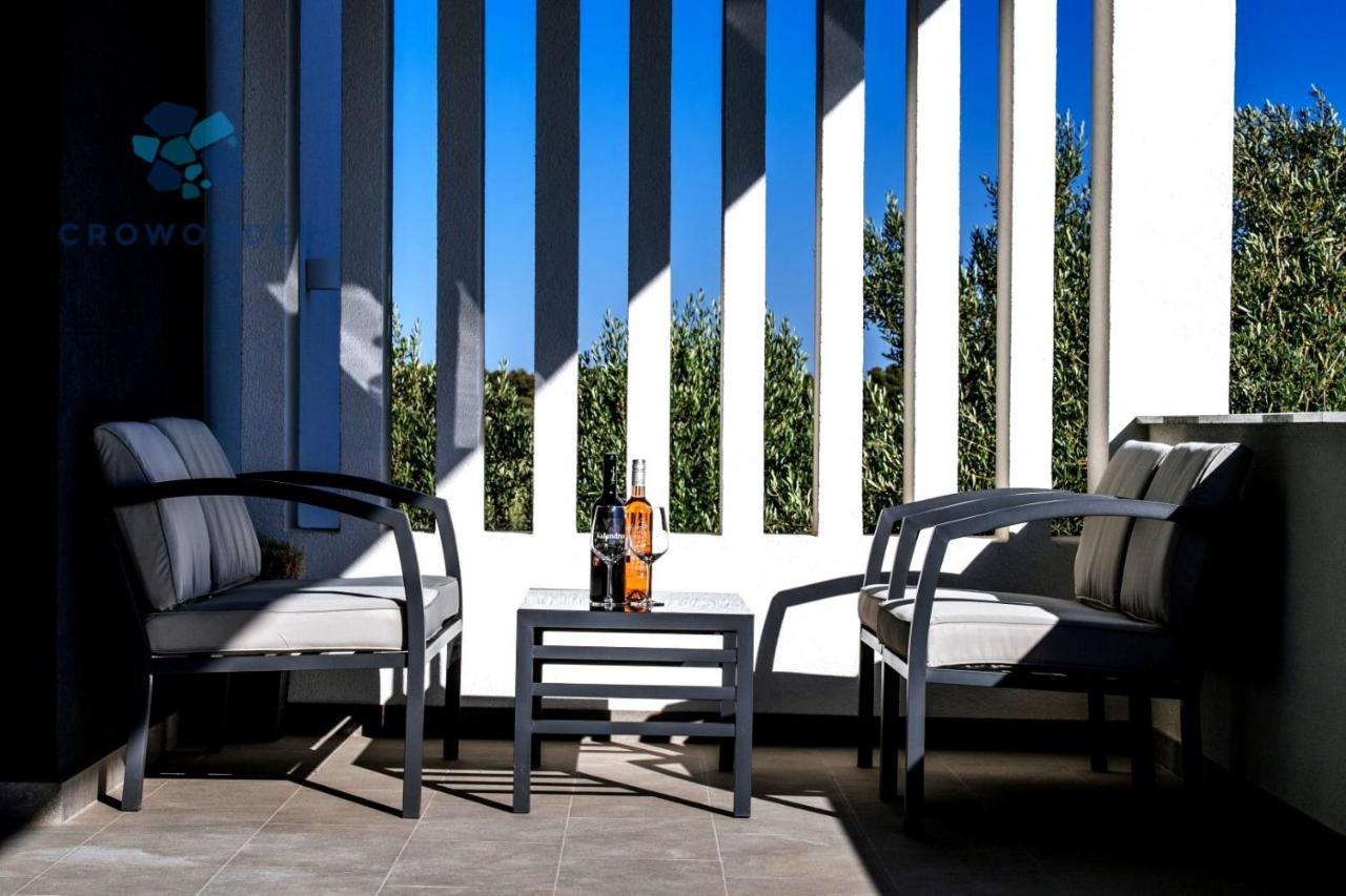 Crowonder Sun Dance Apartments With Heated Swimming Pool Seaview And Garden Sveti Filip i Jakov Bagian luar foto