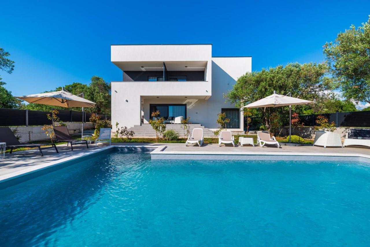 Crowonder Sun Dance Apartments With Heated Swimming Pool Seaview And Garden Sveti Filip i Jakov Bagian luar foto