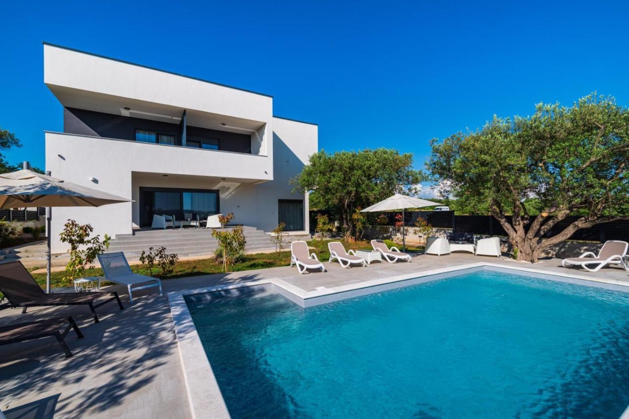 Crowonder Sun Dance Apartments With Heated Swimming Pool Seaview And Garden Sveti Filip i Jakov Bagian luar foto