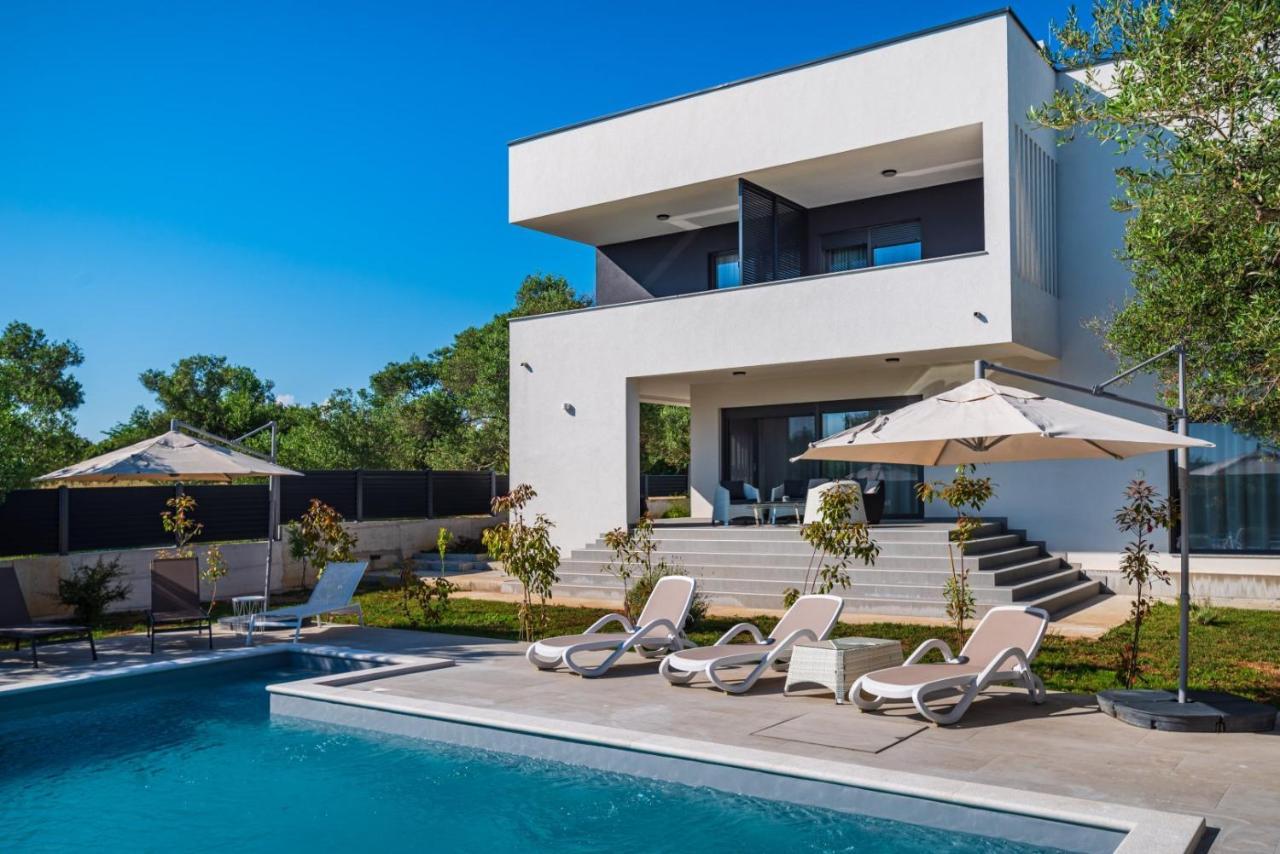 Crowonder Sun Dance Apartments With Heated Swimming Pool Seaview And Garden Sveti Filip i Jakov Bagian luar foto