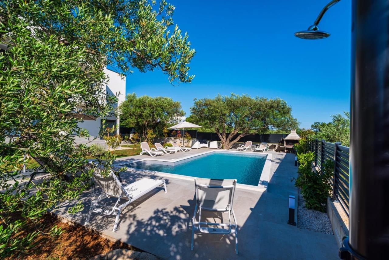 Crowonder Sun Dance Apartments With Heated Swimming Pool Seaview And Garden Sveti Filip i Jakov Bagian luar foto