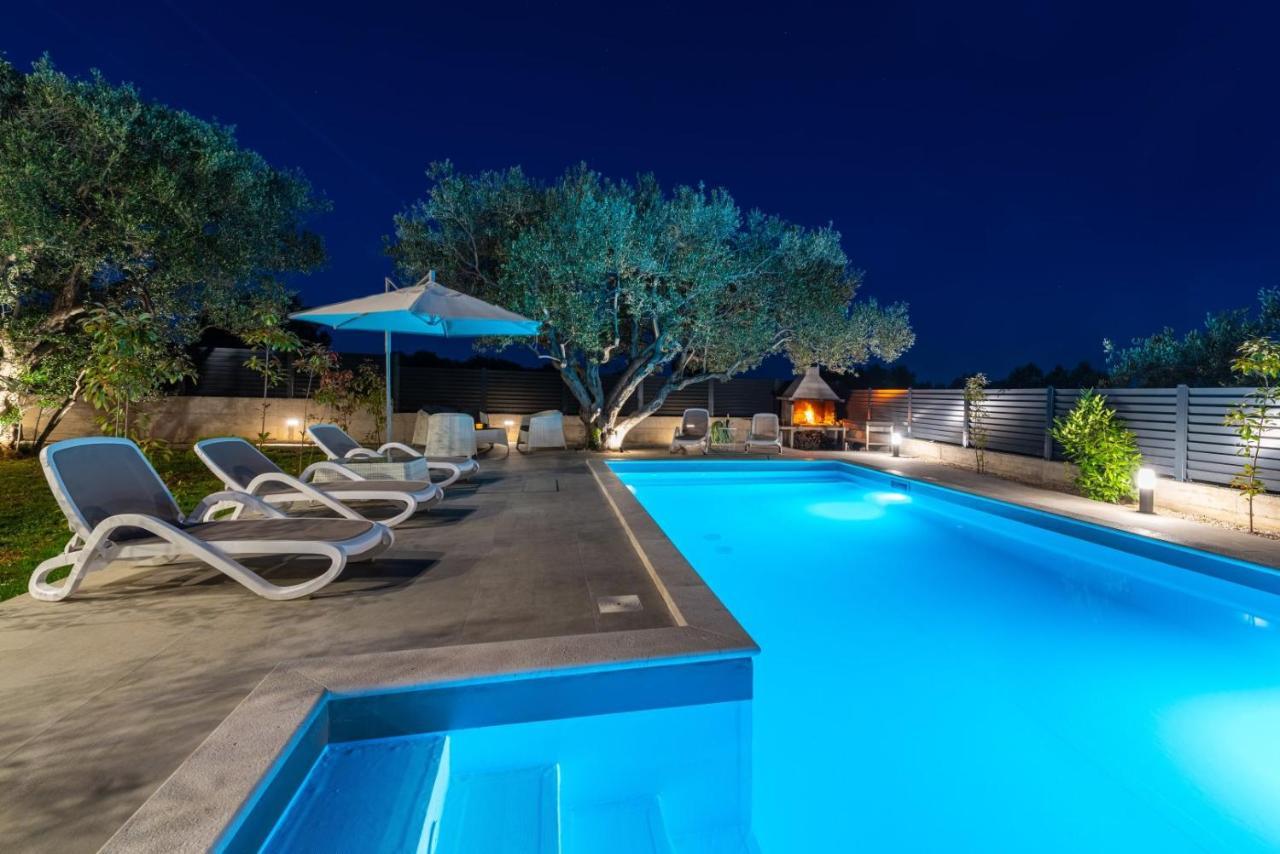 Crowonder Sun Dance Apartments With Heated Swimming Pool Seaview And Garden Sveti Filip i Jakov Bagian luar foto