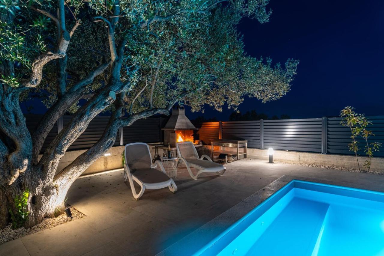 Crowonder Sun Dance Apartments With Heated Swimming Pool Seaview And Garden Sveti Filip i Jakov Bagian luar foto