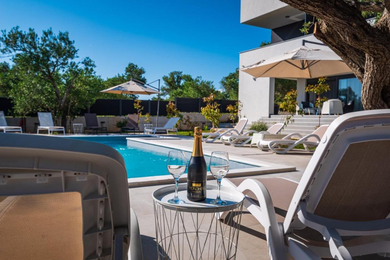 Crowonder Sun Dance Apartments With Heated Swimming Pool Seaview And Garden Sveti Filip i Jakov Bagian luar foto
