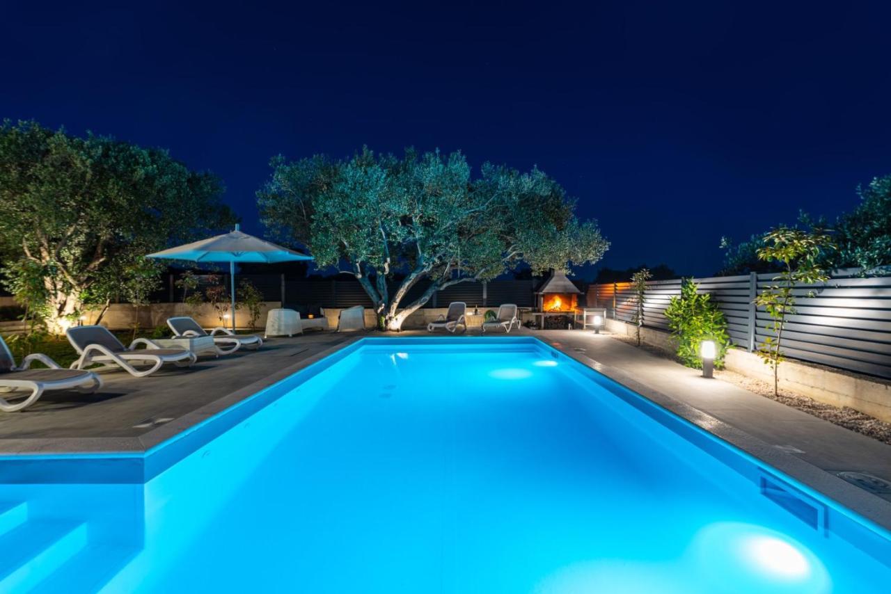 Crowonder Sun Dance Apartments With Heated Swimming Pool Seaview And Garden Sveti Filip i Jakov Bagian luar foto