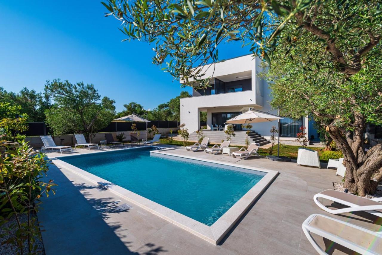 Crowonder Sun Dance Apartments With Heated Swimming Pool Seaview And Garden Sveti Filip i Jakov Bagian luar foto
